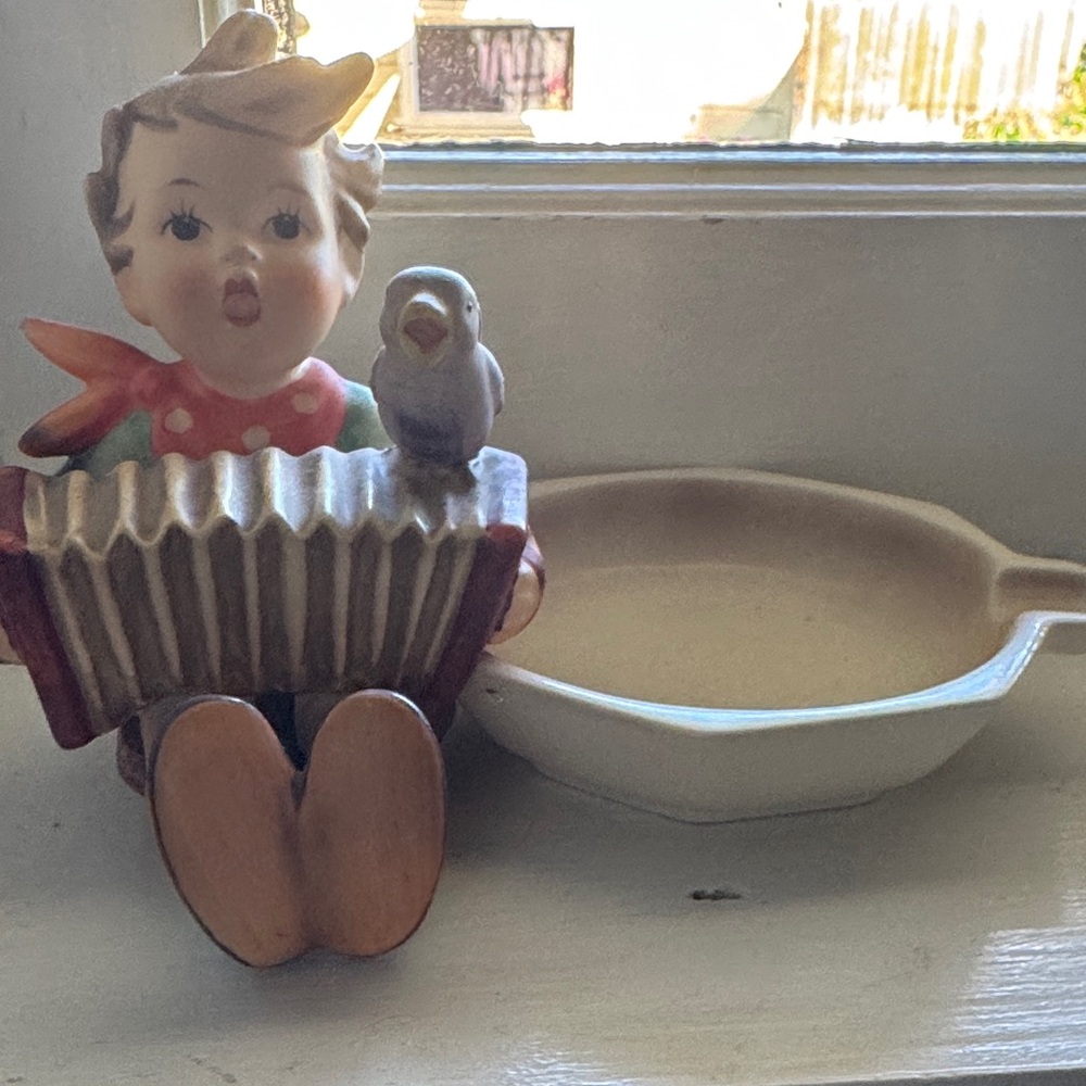 Charming Hummel figure  with Bird - Multicolor vintage ashtray